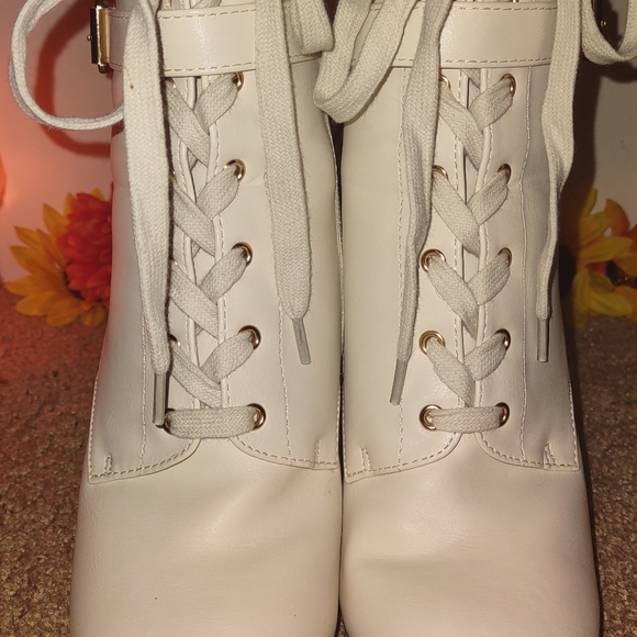 Shoe Dazzle Booties, Kaiya, size 7.5, Bone Pu. - Picture 5 of 5